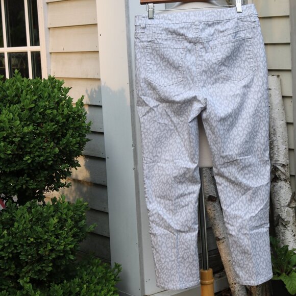 Chico's Grey & White Cheetah Animal Print Stretch Cotton Blend Slim Ankle Pants - Picture 3 of 5